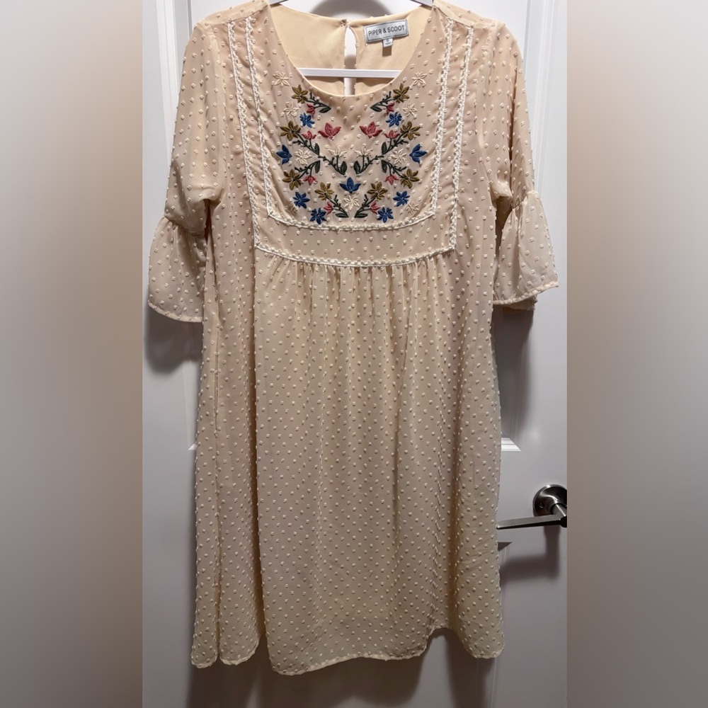 Piper & Scoot embroidered dress size S pretty textured Cream with button back